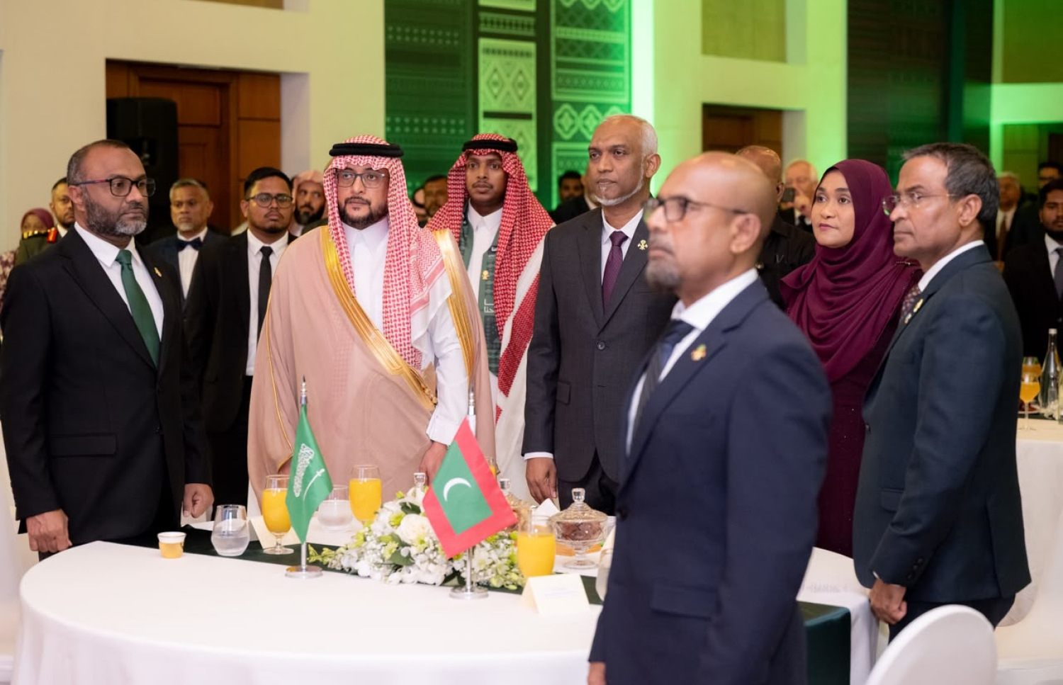 ސައުދީއަރަބިއްޔާގެ ގައުމީ ދުވަސް ފާހަގަކުރަން ކުރުނބާ މޯލްޑިވްސްގައި މިރޭ ބޭއްވި ހަފުލާގައި އެގައުމުގެ ސަފީރު ޔަހްޔާ އަލްގަހުތާނީ އާއި ރައީސް ޑރ. މުހައްމަދު މުއިއްޒު ބައިވެރިވަނީ-- ފޮޓޯ: ނިޝާން އަލީ/މިހާރު