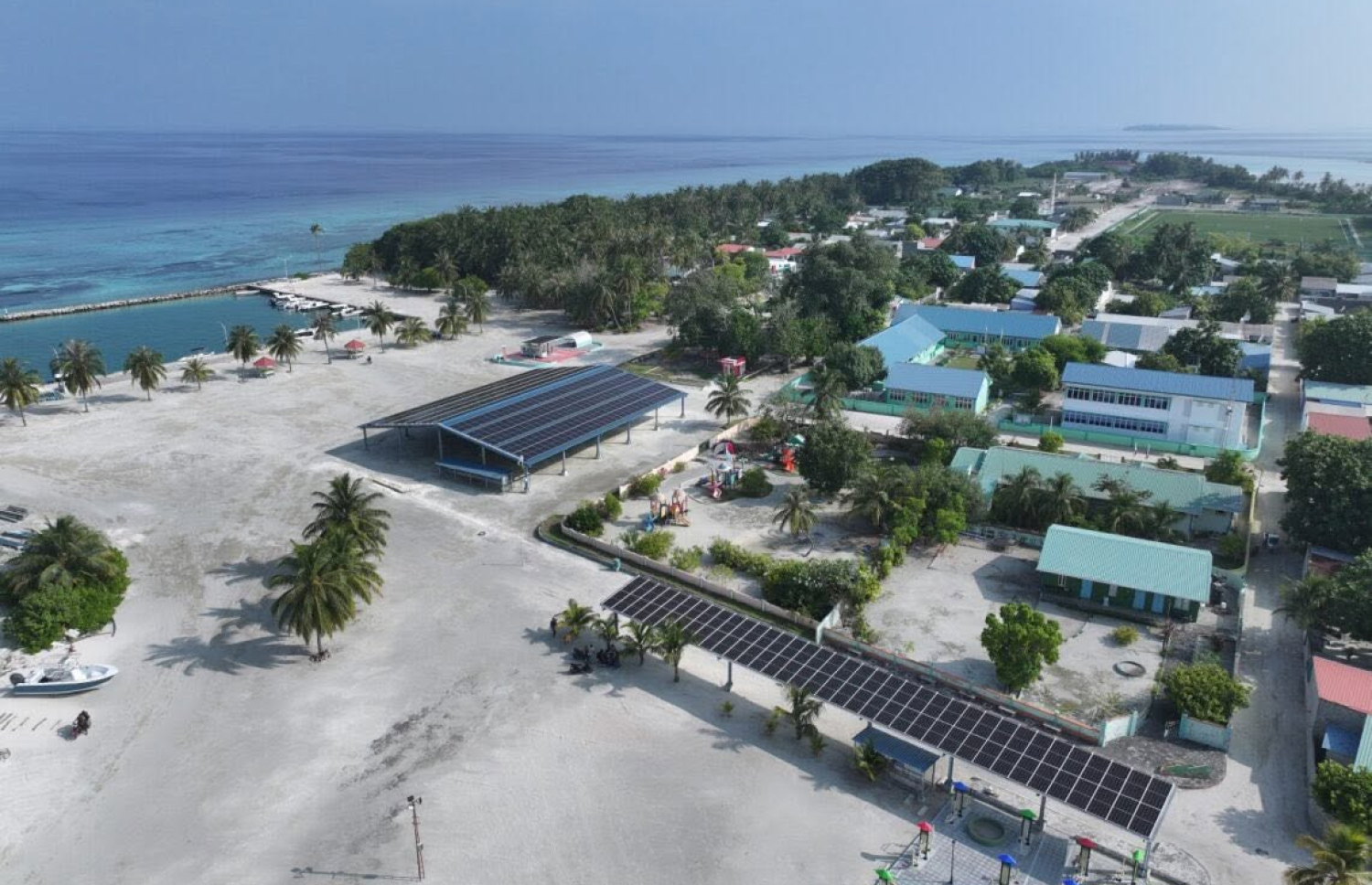 އިއާދަކުރަނިވި ހަކަތަ އުފައްދަން ރ.ވާދޫގައި ސޯލާޕެނަލް ހަރުކޮށްފައި. ފޮޓޯ: އެންވަޔަރްމެންޓް މިނިސްޓްރީ