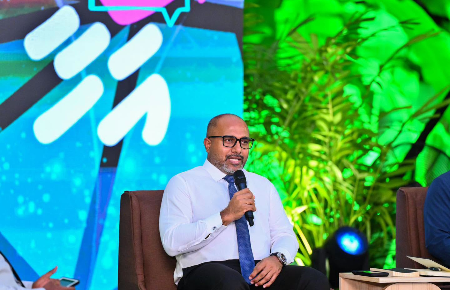 "އަހާ" ފޯރަމްގައި މިނިސްޓަރު އިހުސާން ވާހަކަ ދައްކަވަނީ