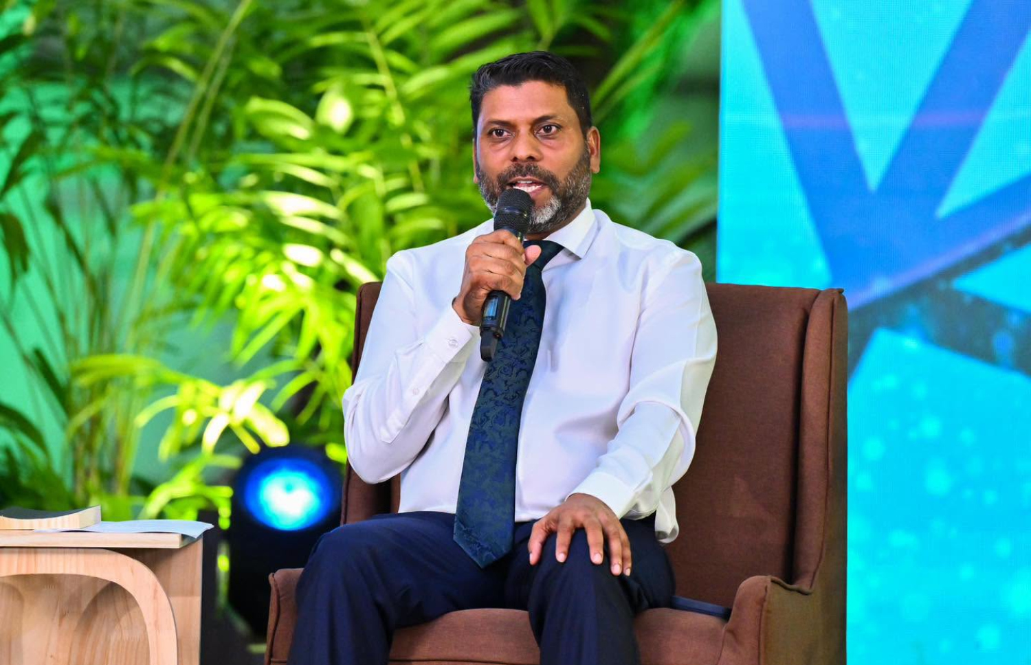 ސްޕޯޓްސް މިނިސްޓަރު ރާފިއު "އަހާ" ފޯރަމްގައި ރޭ ވާހަކަ ދައްކަވަނީ.