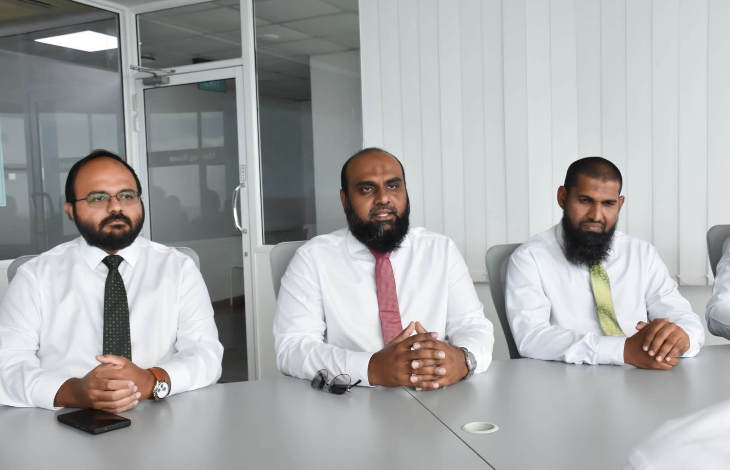 އަދާލަތުޕާޓީގެ އިސްވެރިން އިކޮނޮމިކް މިނިސްޓަރު މުހައްމަދު ސައީދާ ބައްދަލުކުރައްވަނީ. ފޮޓޯ: އަދާލަތުޕާޓީ