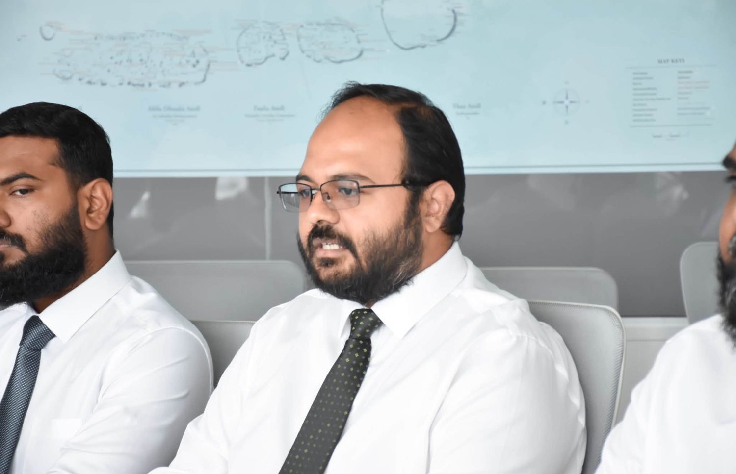 އަދާލަތުޕާޓީގެ އިސްވެރިން އިކޮނޮމިކް މިނިސްޓަރު މުހައްމަދު ސައީދާ ބައްދަލުކުރައްވަނީ. ފޮޓޯ: އަދާލަތުޕާޓީ