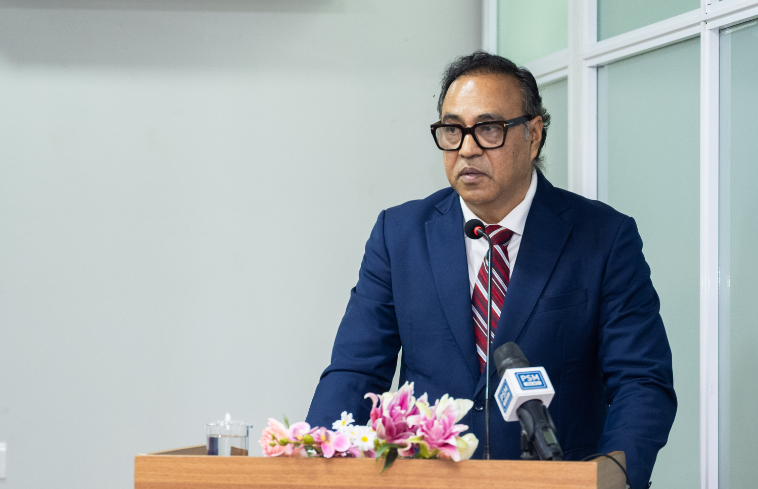 މިއާންޒް ކޮލެޖުގެ ސީއީއޯ އަދި ޗެއާމަން އަހުމަދު މޮޓާކީ ވާހަކަ ދައްކަވަނީ. -- ފޮޓޯ: ނިޝާން އަލީ | މިހާރު