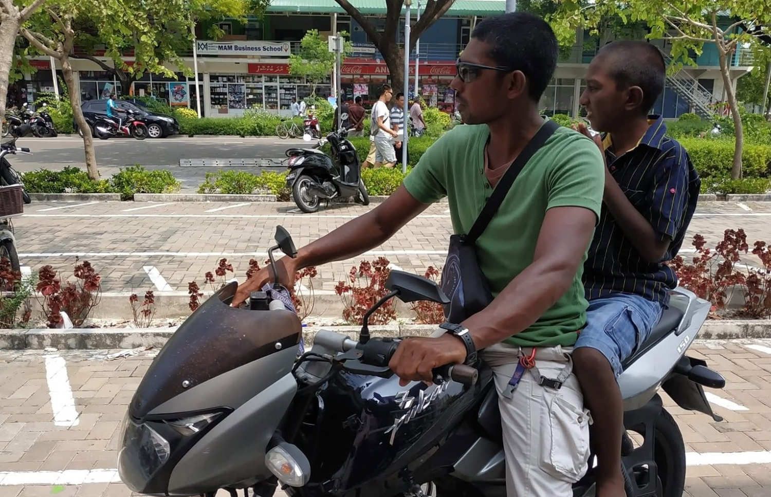 ފަޔާޒާ އެކު އޭނާގެ ދަރިފުޅު ދޮންކަލޯ ކުޑައިރު.