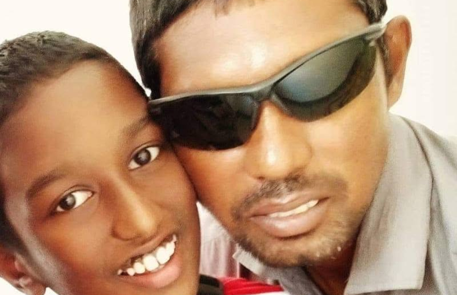 ފަޔާޒާ އެކު އޭނާގެ ދަރިފުޅު ދޮންކަލޯ ކުޑައިރު.