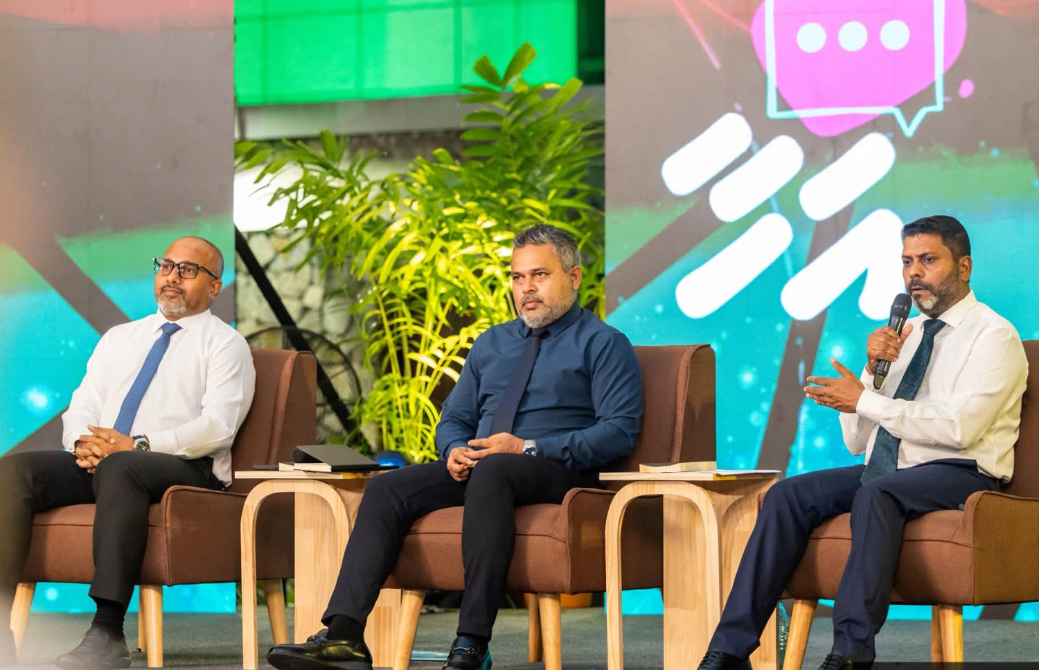 ޕީއެސްއެމްއިން ބޭއްވި "އަހާ" ފޯރަމްގައި ސްޕޯޓްސް މިނިސްޓަރު އަބްދުﷲ ރާފިއު ވާހަކަ ދައްކަވަނީ: އޭނާ ވިދާޅުވީ ރާއްޖޭގައި ތިބެގެން އެތުލީޓުންގެ ފިޓްނަސް މެއިންޓެއިން ކުރެވޭނެ ގޮތަށް ކުޅިވަރުގެ ވަސީލަތްތައް ތަރައްގީ ކުރާނެ ކަމަށް --- ފޮޓޯ: ސްޕޯޓްސް މިނިސްޓްރީ