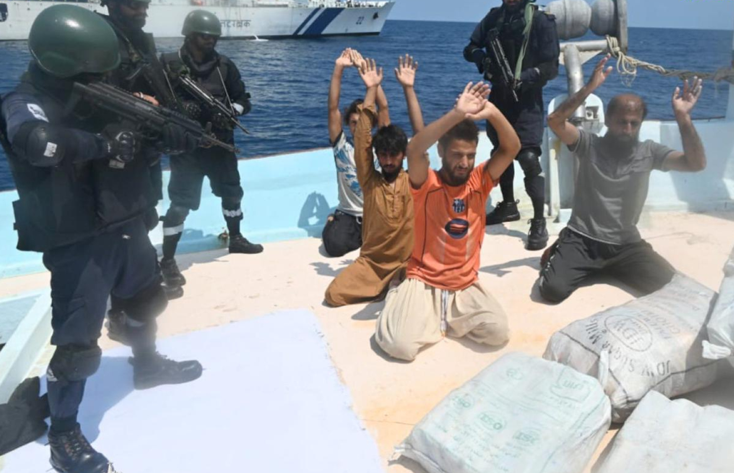 އިންޑިއާގެ ކޯސްޓް ގާޑުން އީރާންގެ މަސްބޯޓަށް އަރައި ޑްރަގާ އެކު މީހުން އަތުލައިގަންނަނީ. -- ފޮޓޯ: އިންޑިއާ ކޯސްޓް ގާޑް