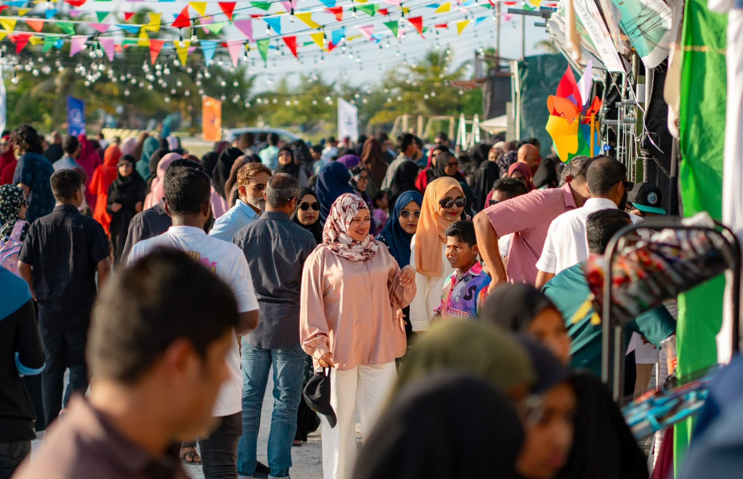 ބޮޑުތިލަދުންމަތީ ބޮޑު ބާޒާރު --