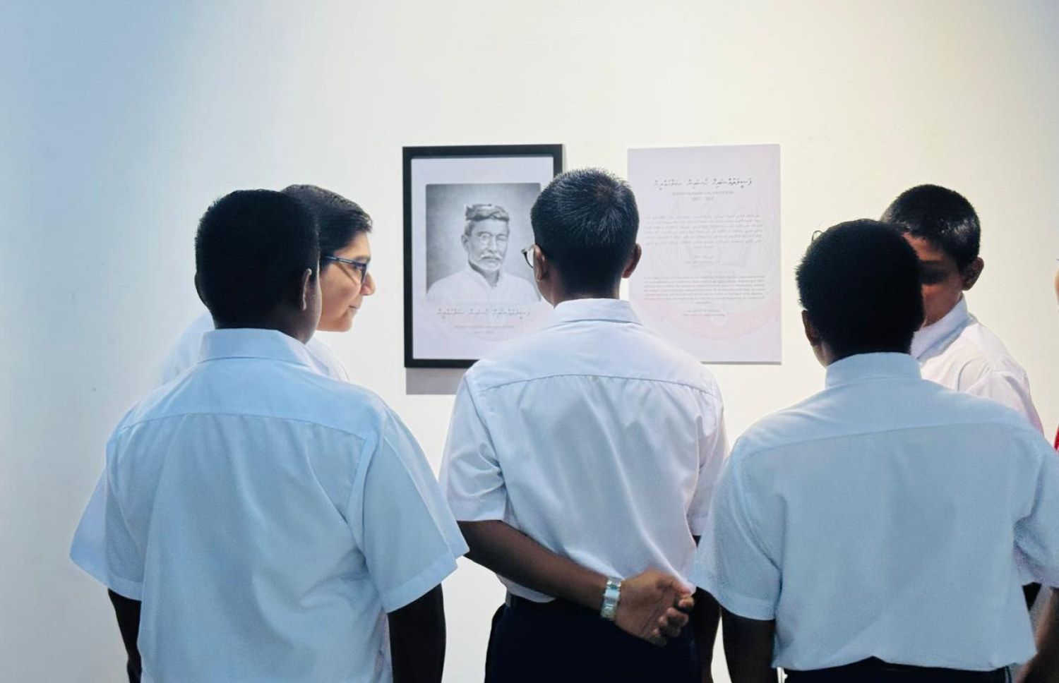 މަޖީދިއްޔާ ސްކޫލުގެ ދަރިވަރުންތަކެއް އެ ސްކޫލުގެ ފުރަތަމަ ޕްރިންސިޕަލް ހުސެއިން ސަލާހުއްދީންގެ ފޮޓޯއެއް ކައިރީ މަޑުކޮށްލައިގެން-- ފޮޓޯ: މިހާރު