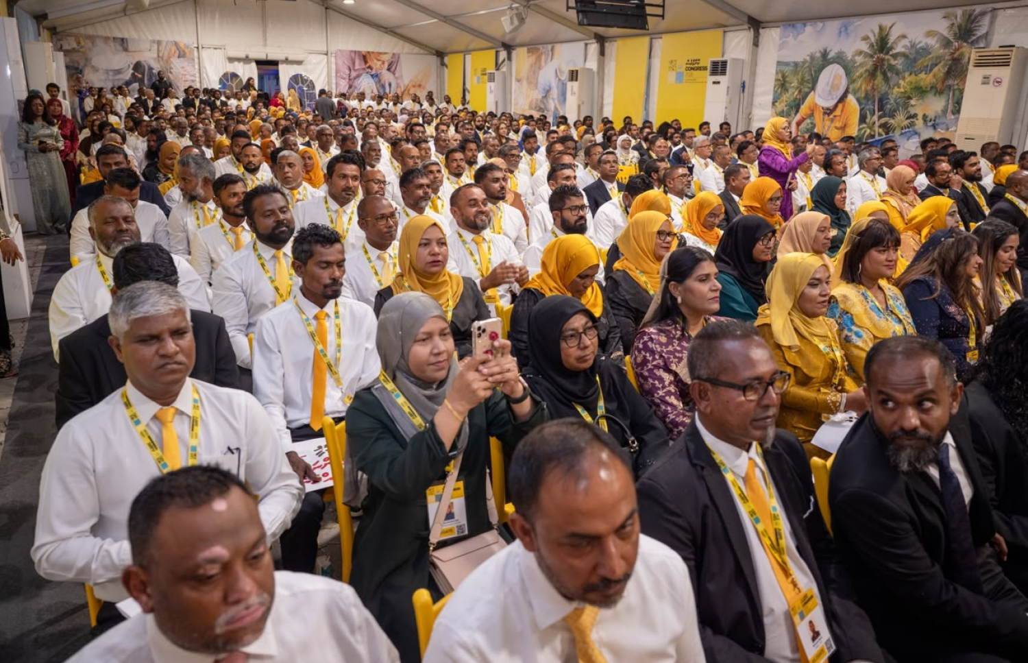 އެމްޑީޕީގެ ކޮންގްރެސްގައި އެ ޕާޓީގެ މެމްބަރުން ބައިވެރިވަނީ.-- ފޮޓޯ: ފަޔާޒު މޫސާ/ މިހާރު