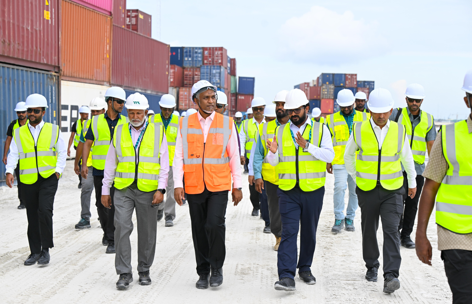 ތިލަފުއްޓަށް ޕޯޓް ބަދަލުކުރުމުގެ މަސައްކަތް ކުރިއަށް ގެންދާ ގޮތް ރައީސް މުއިއްޒު އިއްޔެ ބައްލަވަނީ.