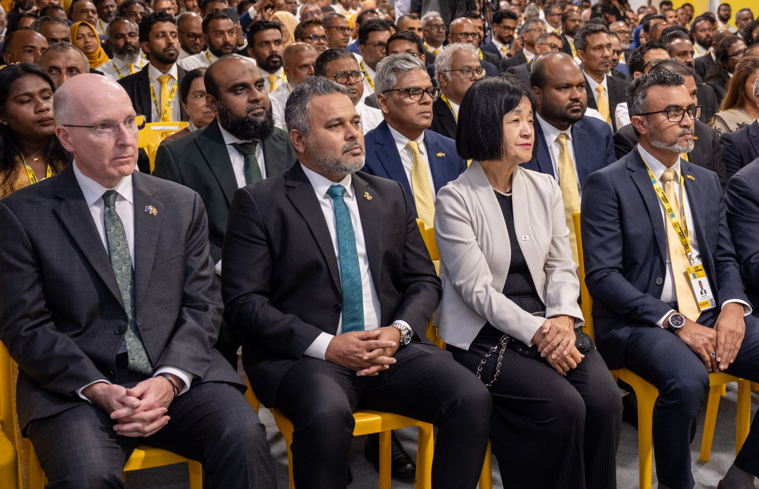 އެމްޑީޕީގެ ކޮންގްރެސް ފެށުމުގެ ރަސްމިއްޔާތުގެ ހާއްސަ މެހުމާނެއްގެ ގޮތުގައި ފިޝަރީޒް މިނިސްޓަރު އަހުމަދު ޝިޔާމާއި ރާއްޖޭގައި ތިއްބަވާ ބޭރު ގައުމުތަކުގެ ބައެއް ސަފީރުން ބައިވެރިވެވަޑައިގަންނަވަނީ.---ފޮޓޯ: ފަޔާޒު މޫސާ| މިހާރު