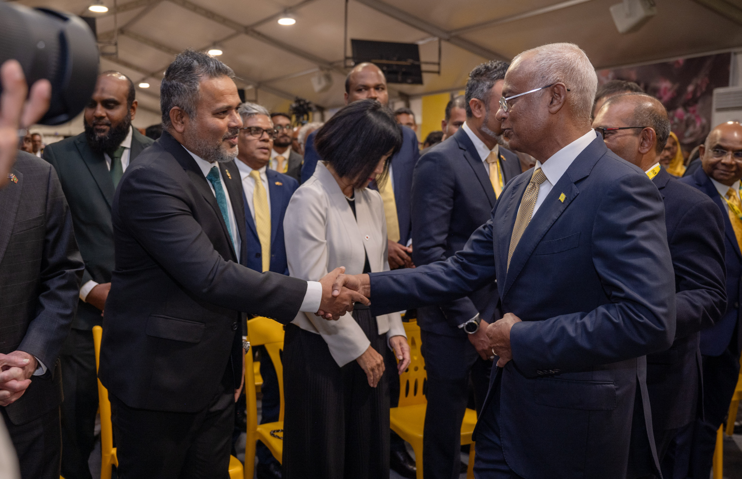 އެމްޑީޕީގެ ކޮންގްްރެސް ފެށުމުގެ ރަސްމިއްޔާތުގައި ކުރީގެ ރައީސް އިބްރަހިމް މުހައްމަދު ސޯލިހު، ފިޝަރީސް މިނިސްޓަރު އަހުމަދު ޝިޔާމްއާ ސަލާން ކުރައްވަނީ.--- ފޮޓޯ: ފަޔާޒު މޫސާ | މިހާރު