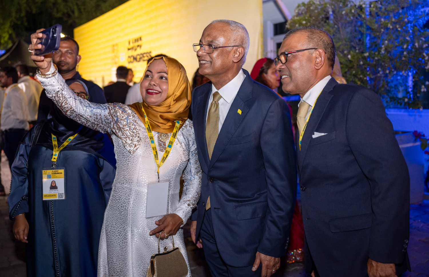 އެމްޑީޕީގެ ކޮންގްްރެސް ފެށުމުގެ ރަސްމިއްޔާތުގައި އެ ޕާޓީގެ މެމްބަރަކު ކުރީގެ ދެ ރައީސުން ކަމަށްވާ މުހައްމަދު ނަޝީދާއި އިބްރާހިމް މުހައްމަދު ސޯލިހާ އެކު ފޮޓޯއެއް ނަގަނީ.--- ފޮޓޯ: ފަޔާޒު މޫސާ | މިހާރު