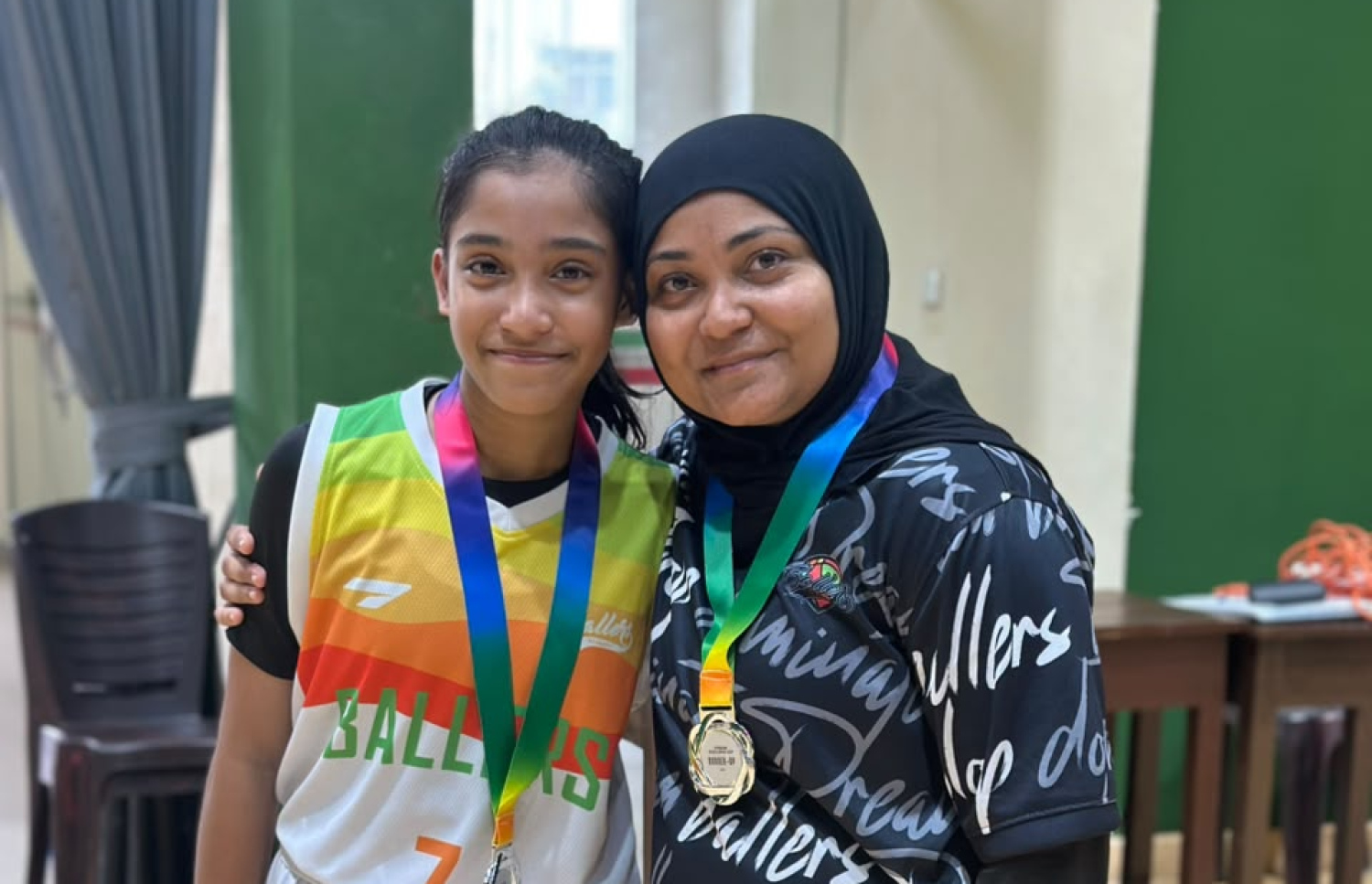 އައިރާ (ވ) އާއި އޭނާގެ ކޯޗު އަދި ބޮޑުދައިތަ މާއިދަތުއާ އެކު