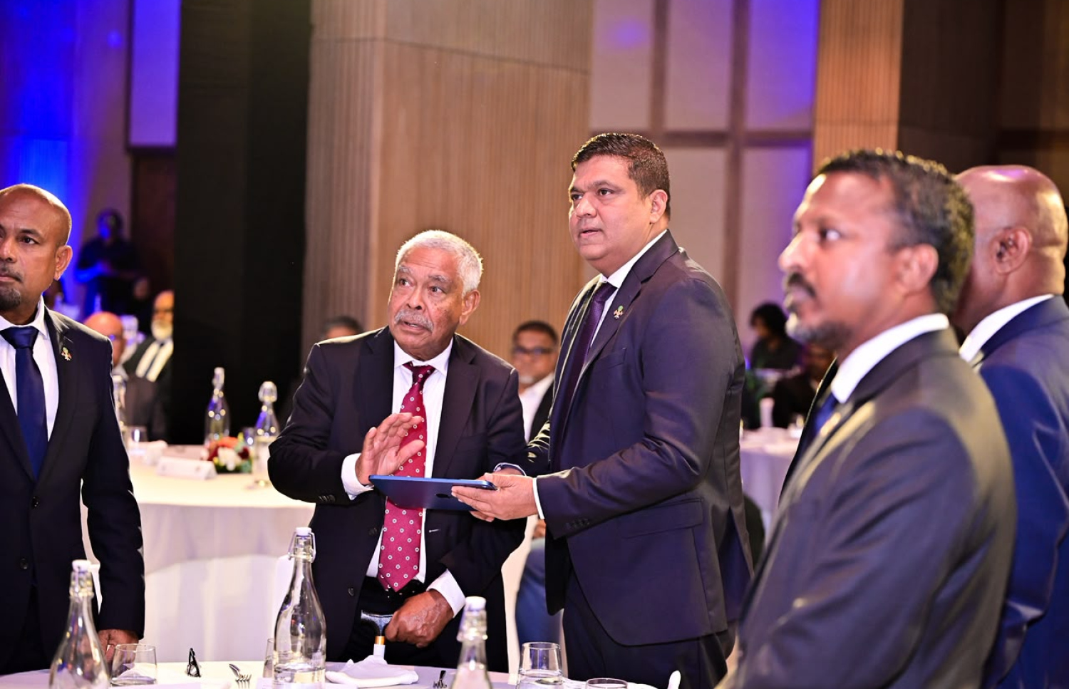 ގައުމީ ޓޫރިޒަމް ދުވަސް ފާހަގަކުރުމަށް ރޭ ބޭއްވި ރަސްމިއްޔާތުގައި، "ވިޒިޓް މޯލްޑިވްސް އިޔާ 2027" ޗަމްޕާ އަފީފު އިފުތިތާހު ކޮށްދެއްވަނީ.--- ފޮޓޯ: ނިޝާން އަލީ| މިހާރު