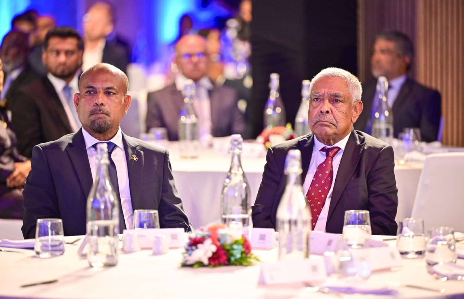 ގައުމީ ޓޫރިޒަމް ދުވަސް ފާހަގަކުރުމަށް ރޭ ބޭއްވި ރަސްމިއްޔާތުގައި ޓޫރިޒަމް ދާއިރާގެ އެންމެ ތަޖުރިބާކާރު އެއް ވިޔަފާރިވެރިޔާ އަފީފު (ކ) އަދި ޑިފެންސް މިނިސްޓަރު ހަސަން ރަޝީދު ބައިވެރިވެވަޑައިގަންނަވަނީ.--- ފޮޓޯ: ނިޝާން އަލީ| މިހާރު