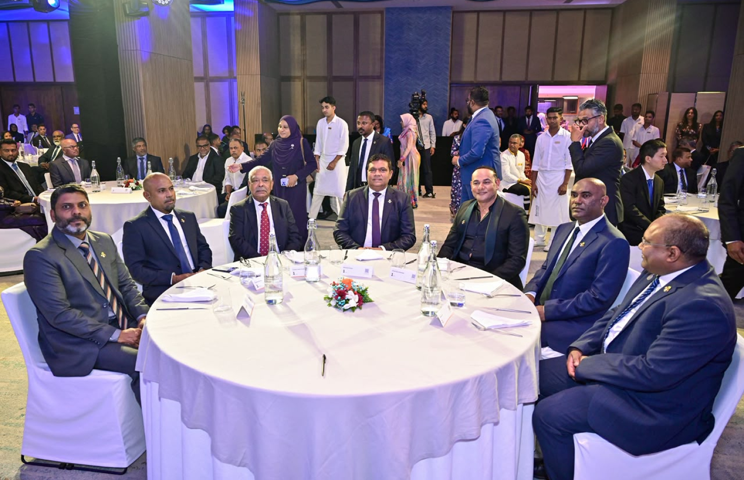 ގައުމީ ޓޫރިޒަމް ދުވަސް ފާހަގަކުރުމަށް ރޭ ބޭޢްވި ހަފުލާގައި ބައެއް މިނިސްޓަރުންނާއި ޓޫރިޒަމް ދާއިރާގެ ބައެއް ވިޔަފާރިވެރިން.--- ފޮޓޯ: ނިޝާން އަލީ| މިހާރު