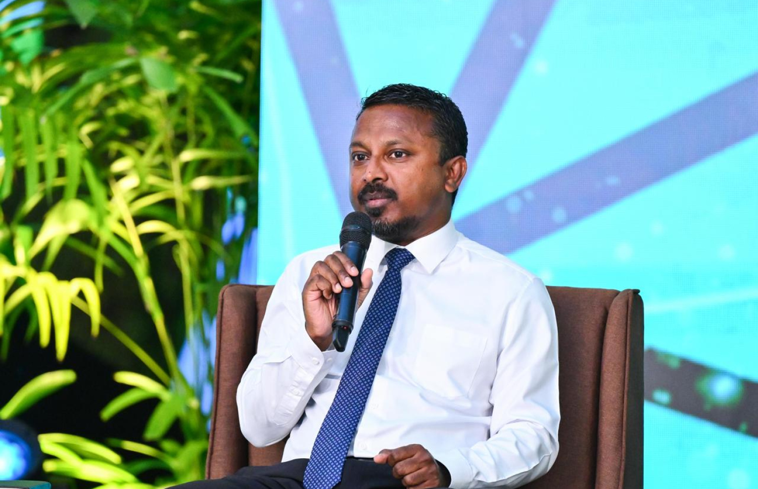 "އަހާ" ފޯރަމްގައި އެޓާނީ ޖެނެރަލް އަހްމަދު އުޝާމް ވާހަކަދައްކަވަނީ.-- ފޮޓޯ: ރައީސް އޮފީސް