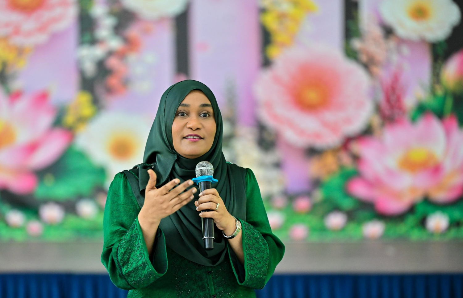 ކާށިދޫގައި މިއަދު ބޭއްވި ރަސްމިއްޔާތުގައި ފަސްޓް ލޭޑީ ސާޖިދާ ވާހަކަ ދައްކަވަނީ.