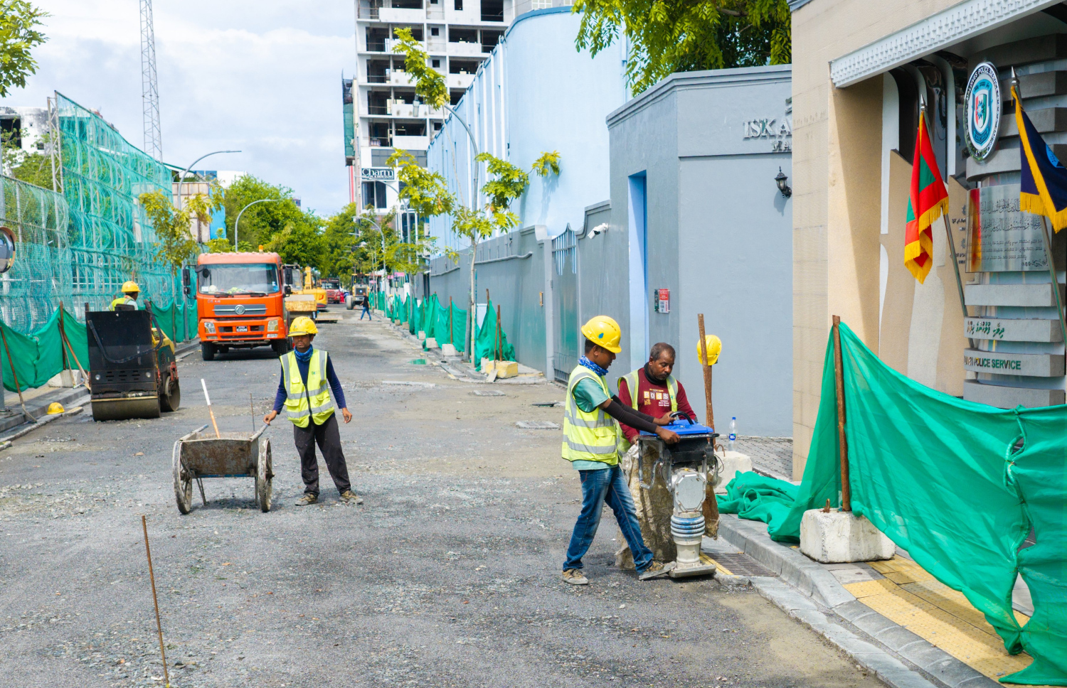 އަމީނީ މަގުގައި ހުންނަ ފުލުހުންގެ ހެޑް ކުއާޓާ، އިސްކަންދަރުކޮށި ކުރިމަތި މަރާމާތު ކުރުމުގެ މަސައްކަތް އެމްޓީސީސީން ކުރަނީ-- ފޮޓޯ: އެމްޓީސިސީ