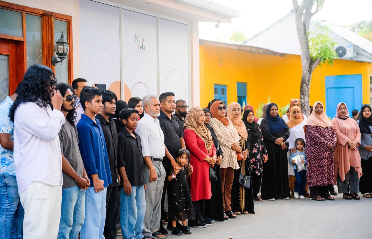 ފުވައްމުލަކު މެޑިކަލް ސެންޓަރު ހުޅުވަން އިއްޔެ ބޭއްވި ރަސްމިއްޔާތުގައި ސައުދު އާއި އޭނާގެ އާއިލާ އަދި އާއްމުންގެ ބަޔަކު ބައިވެރިވަނީ.-- ފޮޓޯ: ސައުދުﷲ