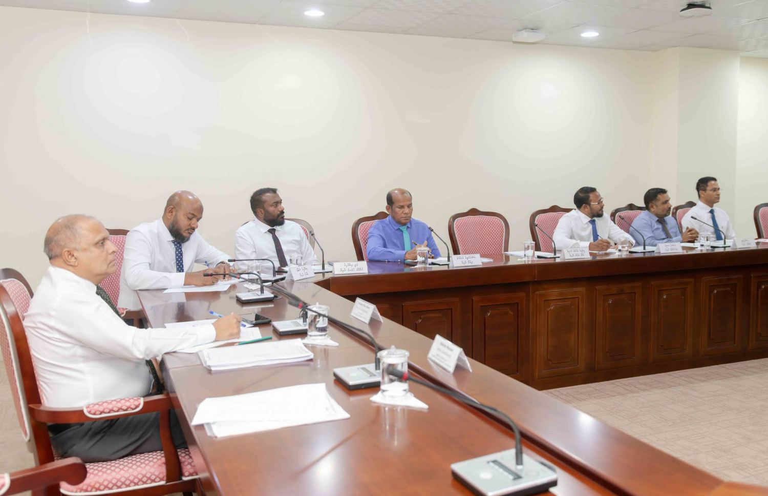 ރައްޔިތުންގެ މަޖިލީހުގެ މިނިވަންމުއައްސަސާތަކުގެ ކޮމިޓީން ނެޝަނަލް އިންޓަގްރިޓީ ކޮމިޝަންގެ މެންބަރުންނާ މިއަދު ބައްދަލުކުރައްވަނީ. ފޮޓޯ: ރައްޔިތުންގެ މަޖިލީހުގެ އިދާރާ