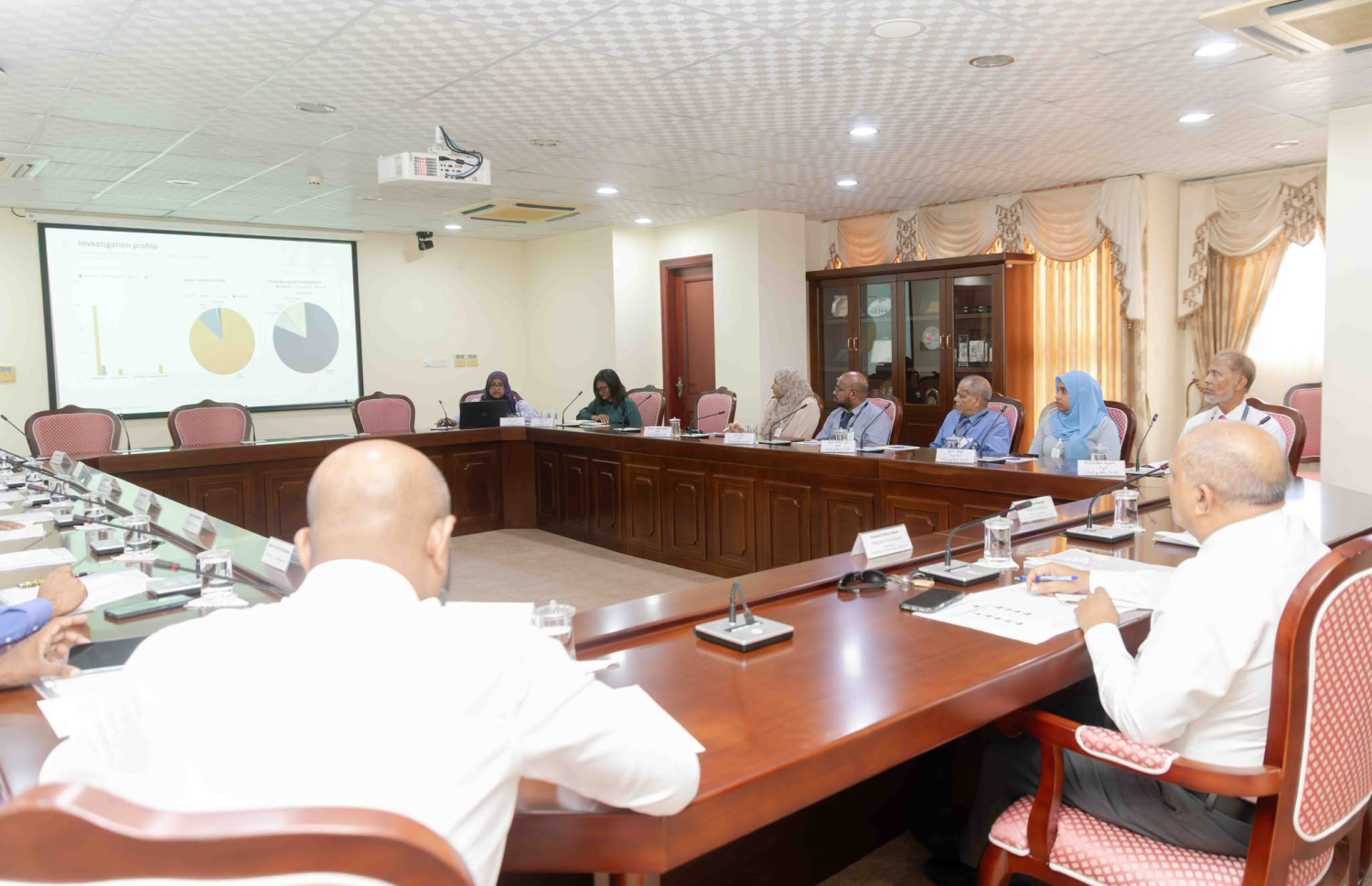 ރައްޔިތުންގެ މަޖިލީހުގެ މިނިވަންމުއައްސަސާތަކުގެ ކޮމިޓީން ނެޝަނަލް އިންޓަގްރިޓީ ކޮމިޝަންގެ މެންބަރުންނާ މިއަދު ބައްދަލުކުރައްވަނީ. ފޮޓޯ: ރައްޔިތުންގެ މަޖިލީހުގެ އިދާރާ