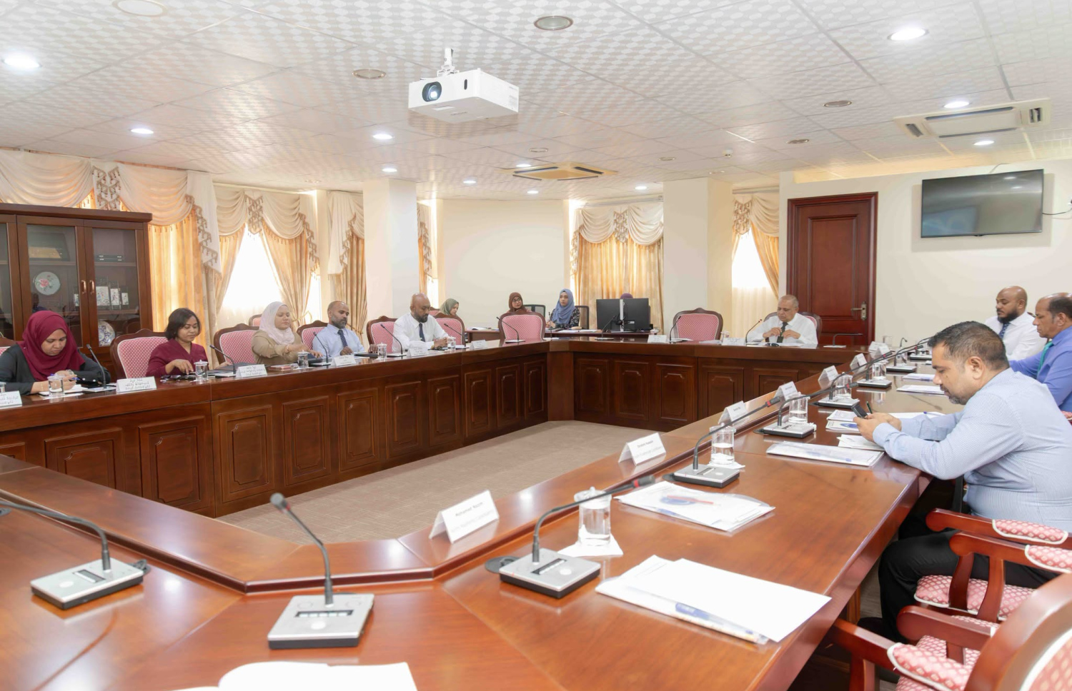 ރައްޔިތުންގެ މަޖިލީހުގެ މިނިވަންމުއައްސަސާތަކުގެ ކޮމިޓީން މިއަދު ބޭއްވި ބައްދަލުވުމުގައި އެންޓިކޮރަޕްޝަން ކޮމިޝަނުގެ ރައީސާއި ބައެއް މެންބަރުން ބައިވެރިވެވަޑައިގަންނަވަނީ. ފޮޓޯ: މަޖިލީހުގެ އިދާރާ