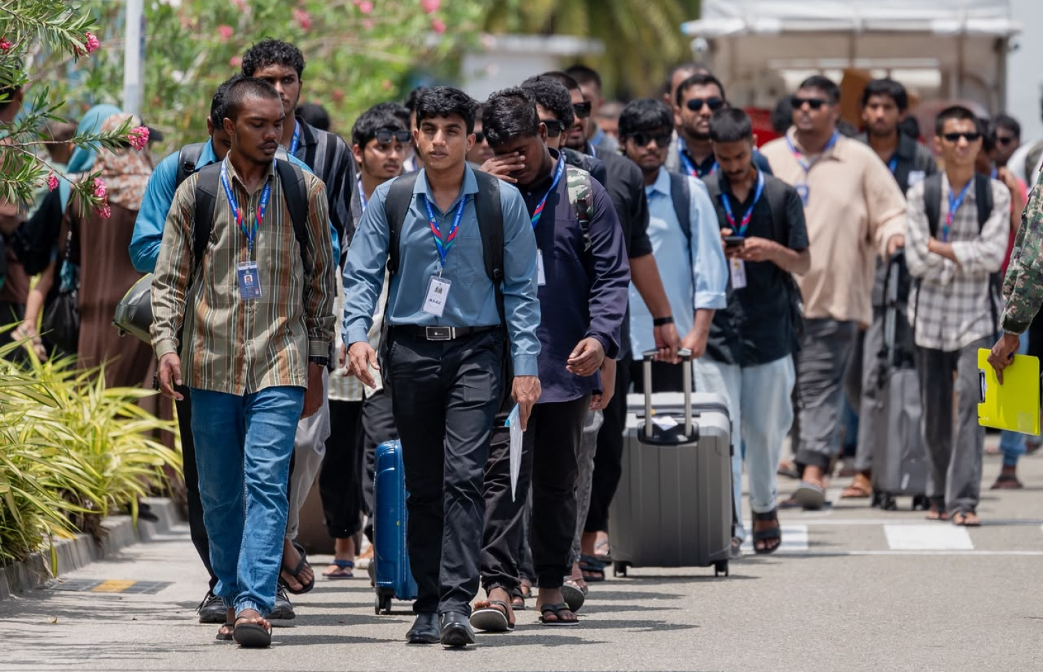 ވަތަނީ ހިދުމަތުގެ ބައިވެރިވި ޒުވާނުންތަކެއް ތަމްރީނަށް މިއަދު ފުރަނީ.-- ފޮޓޯ: ފަޔާޒު މޫސާ/ މިހާރު