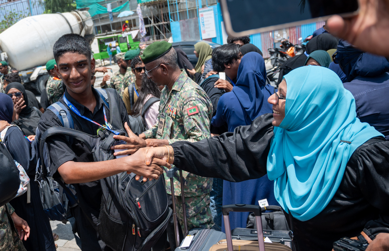 ވަތަނީ ހިދުމަތުގެ ބައިވެރިވި ޒުވާނަކު ތަމްރީނަށް ފުރުމުގެ ކުރިން އާއިލާ މީހަކާ ސަލާމްކުރަނީ-- ފޮޓޯ: ފަޔާޒު މޫސާ | މިހާރު