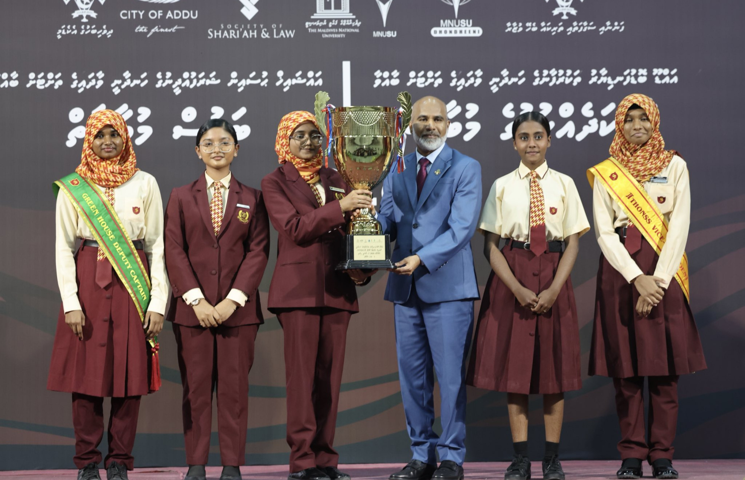 އެޑިޔުކޭޝަން މިނިސްޓަރު ޑރ. އިސްމާއިލް ޝަފީއު އެމްއެންޔޫގެ ދެކުނު އަދަބީ މުބާރާތްތަކުގެ ނިންމުން ފާހަގަ ކުރުމަށް ބޭއްވި ޖަލްސާފައި ވަނަ ލިބުނު ދަރިވަރުންނަށް އިނާމު ހަވާލުކޮށްދެއްވަނީ--- ފޮޓޯ: އެޑިޔުކޭޝަން މިނިސްޓަރު