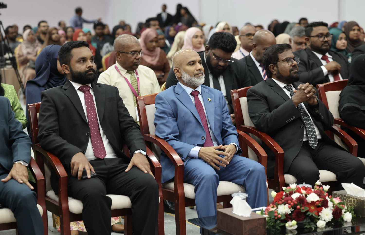 އެޑިޔުކޭޝަން މިނިސްޓަރު ޑރ. އިސްމާއިލް ޝަފީއު އެމްއެންޔޫގެ ދެކުނު އަދަބީ މުބާރާތްތަކުގެ ނިންމުން ފާހަގަ ކުރުމަށް ބޭއްވި ޖަލްސާފައި ބައިވެރިވަނީ-- ފޮޓޯ: އެޑިޔުކޭޝަން މިނިސްޓްރީ