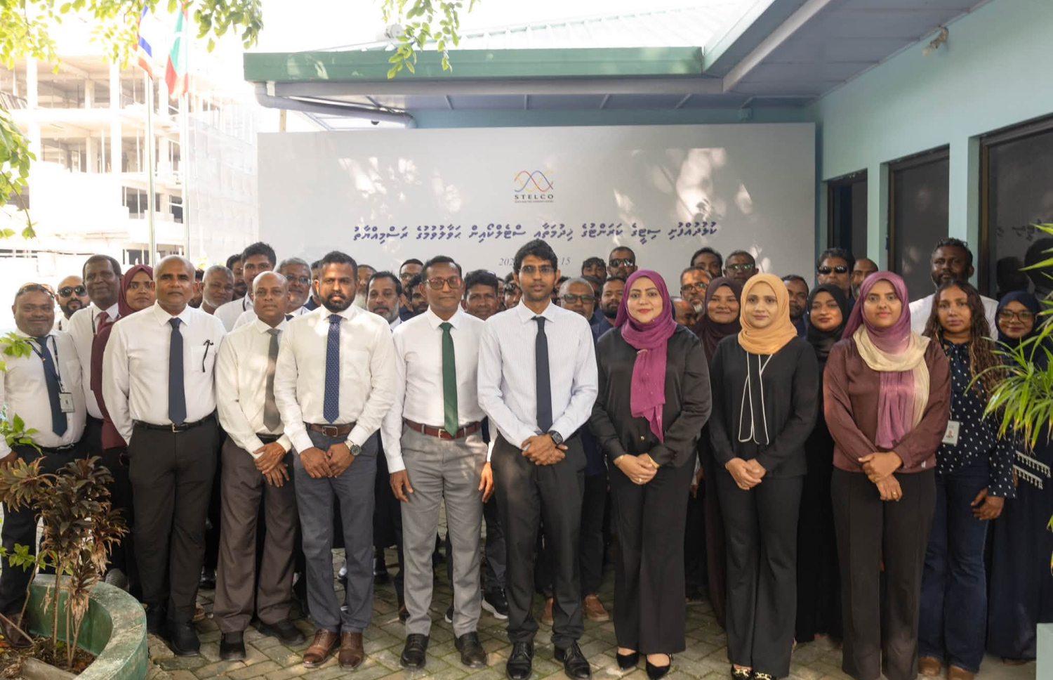 ކުޅުދުއްފުށީ އިންޖީނުގެއާ ސްޓެލްކޯއިން ހަވާލުވުމުގެ ރަސްމިއްޔާތުގައި ބައިވެރިވެވަޑައިގެންނެވި ބޭފުޅުން ގްރޫޕްފޮޓޯަކަށް ހުއްޓެނީ. ފޮޓޯ: ސްޓެލްކޯ