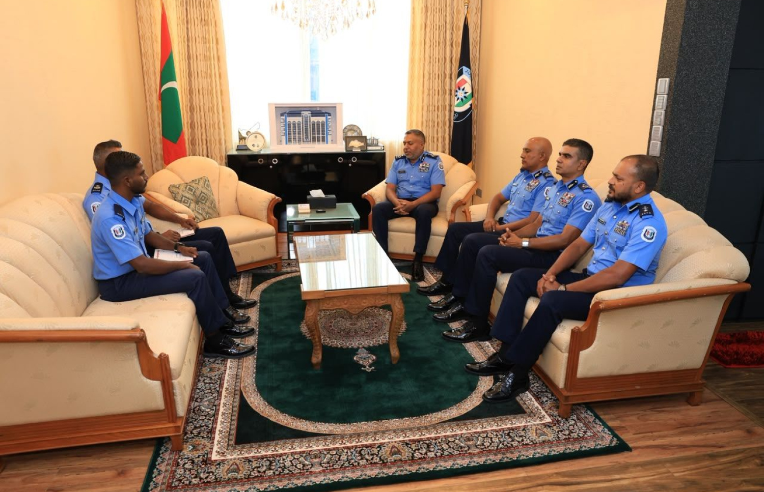 މީހުން ސަލާމަތްކުރި ފުލުހުންނަށް ރަން މެޑަލް އެރުވުމަށް ބޭއްވި ރަސްމިއްޔާތު.-- ފޮޓޯ: ޕޮލިސް