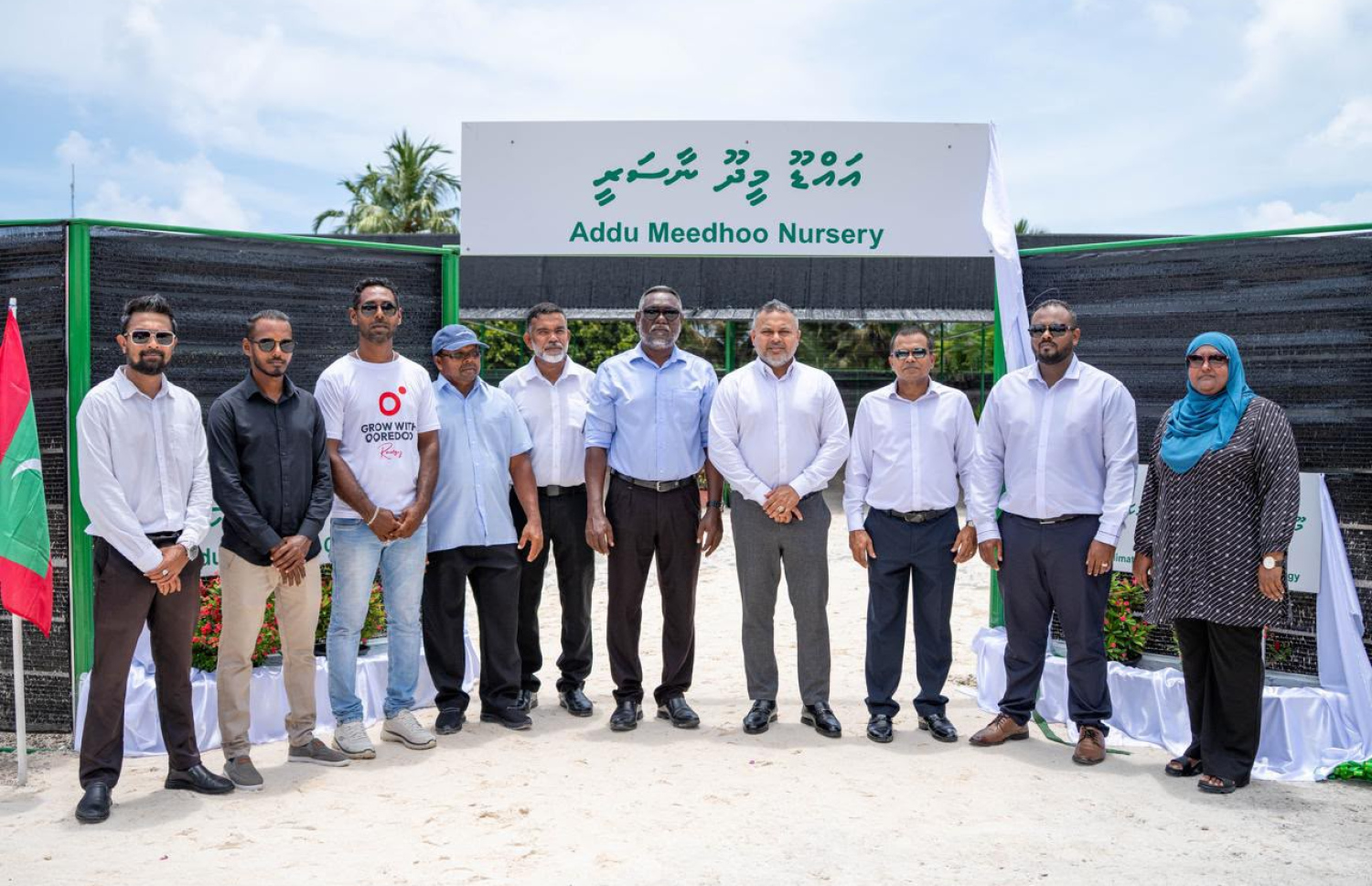 ފަސް މިލިއަން ގަސް އިންދުމުގެ ޕްރޮގްރާމުގެ ދަށުން އައްޑޫ މީދޫގައި ގާއިމުކުރި ނާސަރީ ހުޅުވުމުގެ ރަސްމިއްޔާތުގައި އެގްރިކަލްޗާ މިނިސްޓަރު އަހުމަދު ޝިޔާމް ބައިވެރިވެވަޑައިގަންނަވަނީ-- ފޮޓޯ: އެންވަޔަރަނަމަންޓް މިނިސްޓްރީ