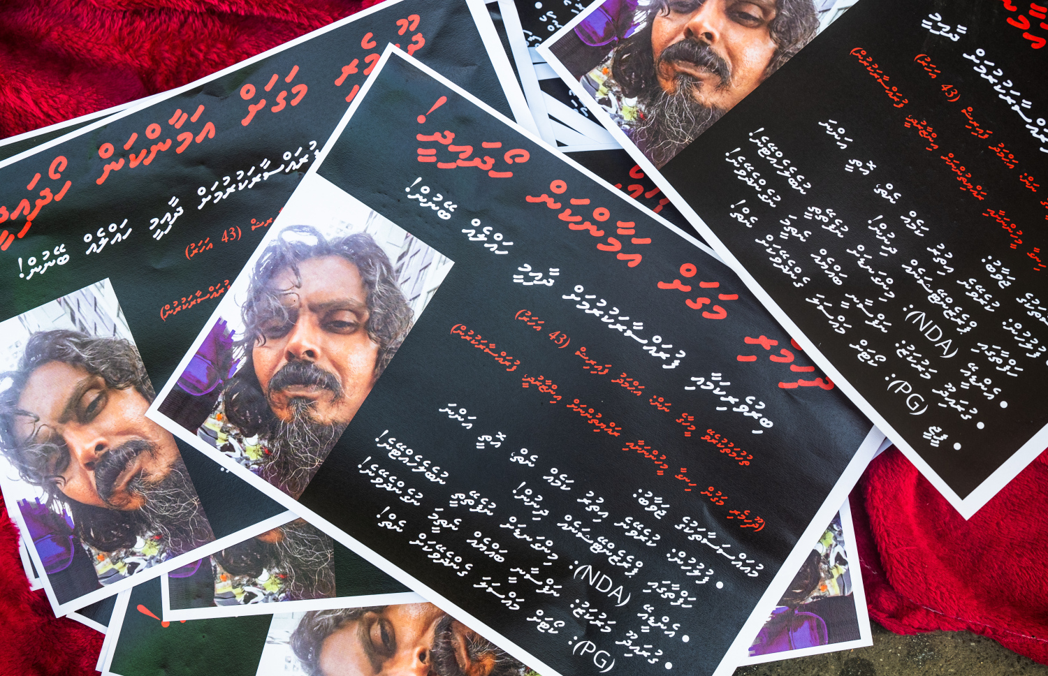 މީހެއްގެ އުނދަގޫ ބޮޑުވުމުން ފުލުހުންގެ އިދާރާ ކައިރީގައި ހަޅުތާލު ކުރަމުން އަންނަ މުހައްމަދު ސައީދު ހަދާފައިވާ ޕޯސްޓަރުތަކެއް.-- ފޮޓޯ: ނިޝާން އަލީ | މިހާރު