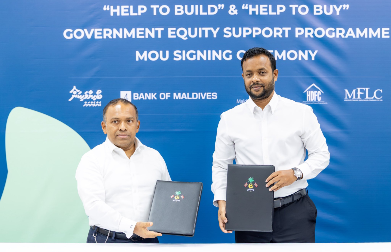 ގެދޮރު ލޯނަށް އިކުއިޓީ ދޫކުރާ ޕްރޮގްރާމްގެ އެމްއޯޔޫއެއްގައި ސޮއިކުރެއްވުމަށް ފަހު ދައްކާލަނީ. -- ފޮޓޯ: ހައުސިން މިނިސްޓްރީ