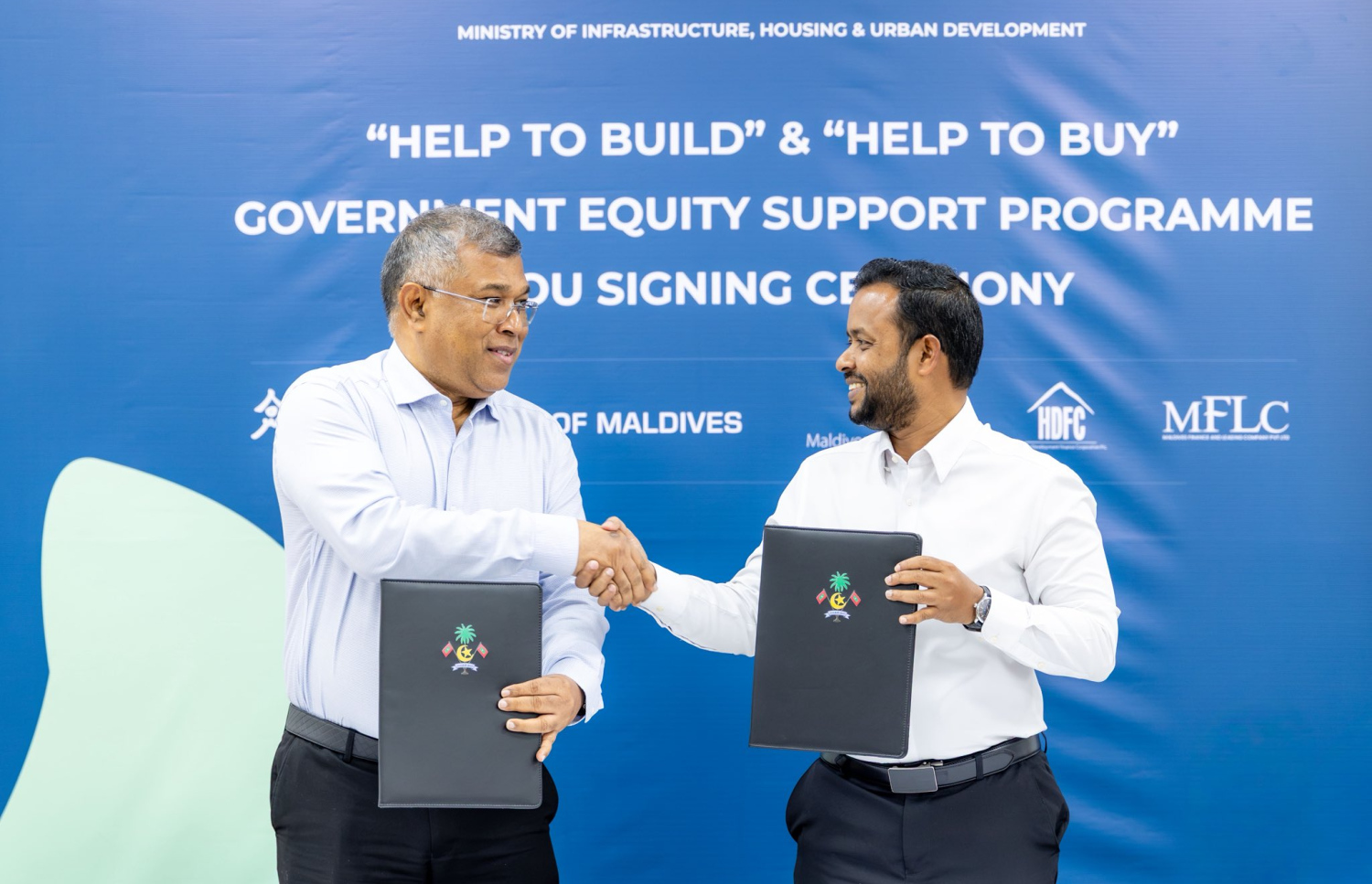 ގެދޮރު ލޯނަށް އިކުއިޓީ ދުކުރާ ޕްރޮގްރާމްގެ އެމްއޯޔޫއެއްގައި ސޮއިކުރެއްވުމަށް ފަހު ހައުސިން މިނިސްޓަރު ޑރ. އަބްދުﷲ މުއްތަލިބް (ކ) އާއި ބީއެމްއެލްގެ ސީއީއޯ މުހައްމަދު ޝަރީފް ސަލާމްކުރައްވަނީ. -- ފޮޓޯ: ހައުސިން މިނިސްޓްރީ