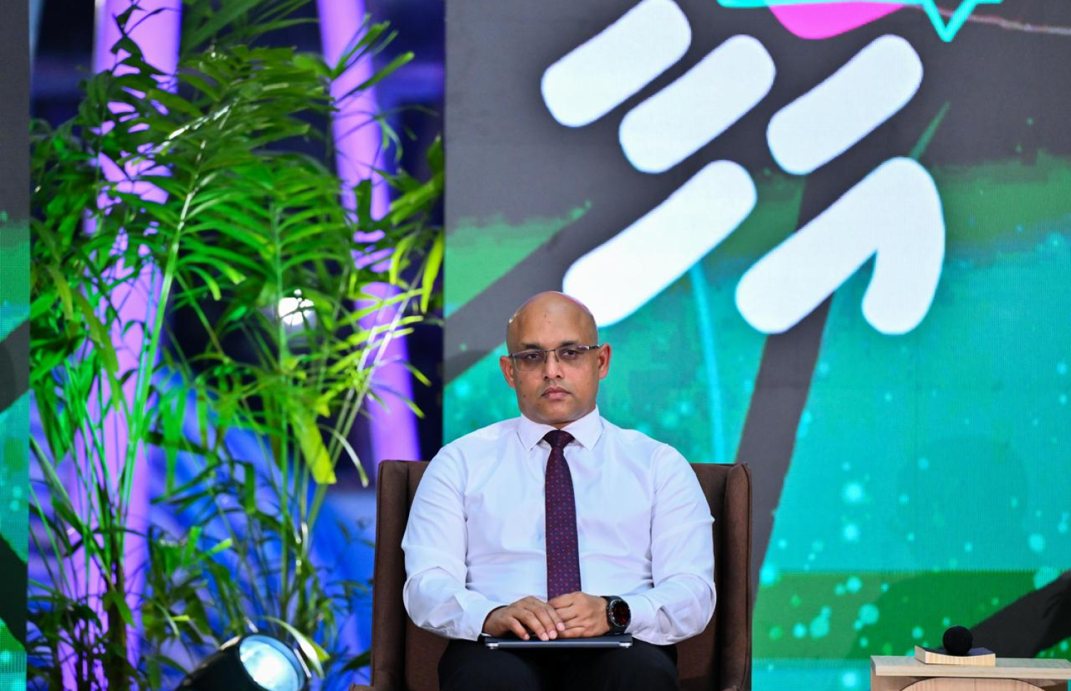 ފިނޭންސް މިނިސްޓަރު ހަސަން ޒަރީރު "އަހާފޯރަމް" ގައި ބައިވެރިވެވަޑައިގަންނަވަނީ. ފޮޓޯ: ރައީސް އޮފީސް