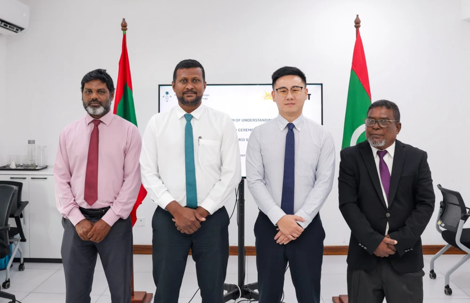 ސޯލާ އަދި ބެޓެރި ސްޓޯރޭޖް ގާއިމުކުރަން ޗައިނާ ކުންފުންޏަކާއެކު މޫސުމީ ބަދަލުތަކާއި ތިމާވެއްޓާއި ހަކަތައާ ބެހޭ މިނިސްޓްރީން އެއްބަސްވުމެއްގައި ސޮއި ކުރުމަށް ބޭއްވި ރަސްމިއްޔާތު-- ފޮޓޯ: މިނިސްޓްރީ
