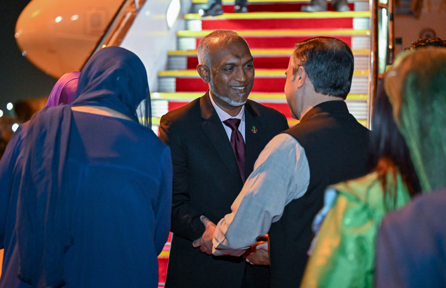 ޕާކިސްތާނަށް ކުރައްވާ ފުރަމާނަ ދަތުރުފުޅުގައި ރައީސް މުއިއްޒުގެ ދެކަނބަލުންނަށް އިސްލާމްއާބާދު އެއާޕޯޓުން ވަނީ ވަރަށް ހޫނު މަރުހަބާއެއް ދަންނަވާފައި. --ފޮޓޯ: ރައީސް އޮފީސް