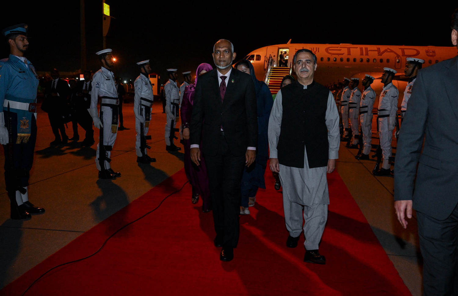 ޕާކިސްތާނަށް ކުރައްވާ ފުރަމާނަ ދަތުރުފުޅުގައި ރައީސް މުއިއްޒުގެ ދެކަނބަލުންނަށް އިސްލާމްއާބާދު އެއާޕޯޓުން ވަނީ ވަރަށް ހޫނު މަރުހަބާއެއް ދަންނަވާފައި. --ފޮޓޯ: ރައީސް އޮފީސް