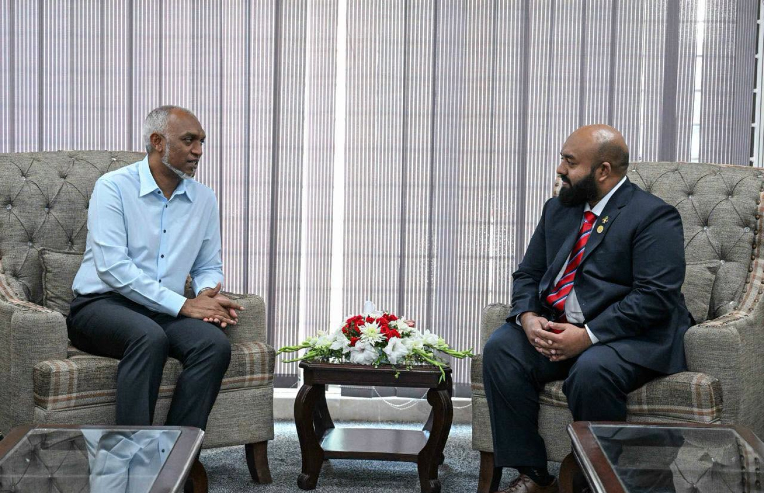 ޕާކިސްތާނުގައި ހުންނަ ރާއްޖޭގެ އެެމްބަސީގައި ސަފީރު ތޯހާއާއި ރައީސް ވާހަކަފުޅު ދައްކަވަނީ.-- ފޮޓޯ: ރައީސް އޮފީސް