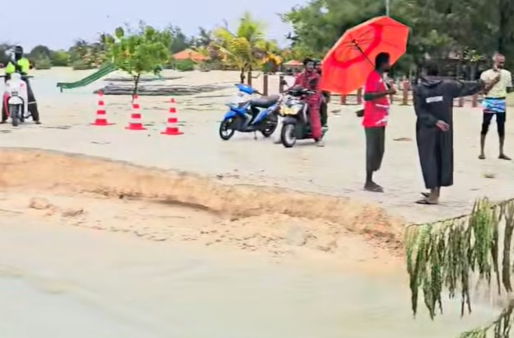ބޯކޮށް ވާރޭވެހި ގެތަކަށް ފެންވަދެ، ކުޅުދުއްފުށީގެ ބޮޑު ސަރަހައްދެއް ފެނު އަޑީގައި