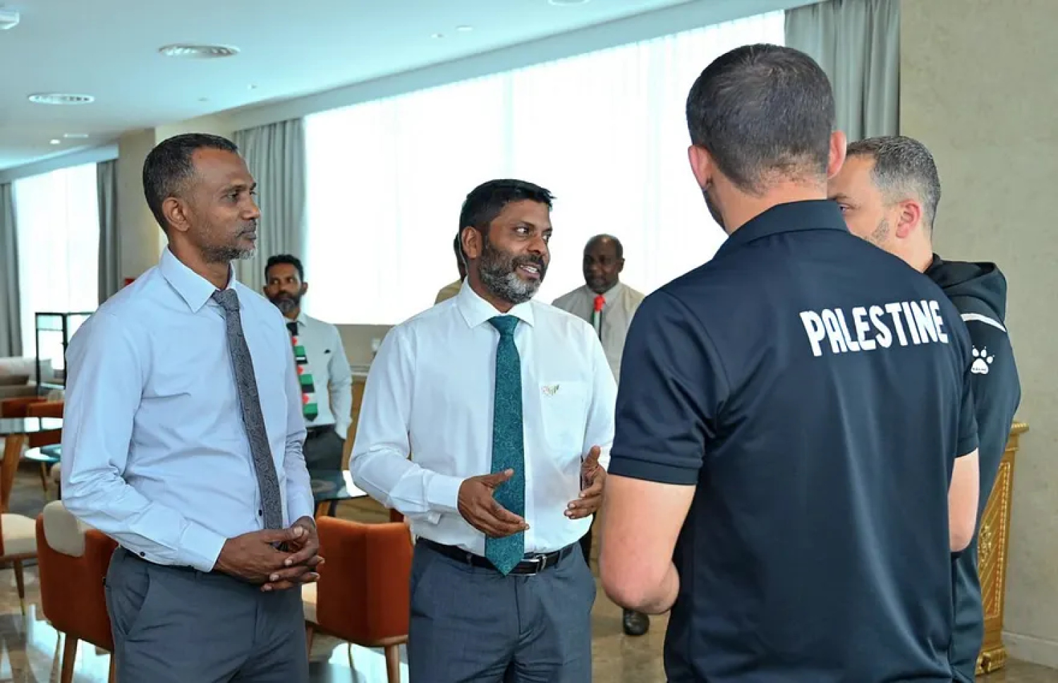 ފަލަސްތީނުގެ 17 އަހަރުންދަށުގެ ފުޓްބޯޅަ ޓީމު، ޓްރޭނިން ކޭމްޕަށް މިދިޔަ އަހަރު ރާއްޖެ އައުމުން، ސްޕޯޓްސް މިނިސްޓަރު ރާފިއު އާއި އެފްއޭއެމްގެ ރައީސް ތޯރިގް، އެ ޓީމަށް މަރުހަބާ ކިޔަނީ: މިފަހަރު ވެސް ފަލަސްތީނު ޓީމުގެ ޓްރޭނިން ކޭމްޕް ބާއްވާނީ ރާއްޖޭގައި --- ފައިލް ފޮޓޯ: ސްޕޯޓްސް މިނިސްޓްރީ