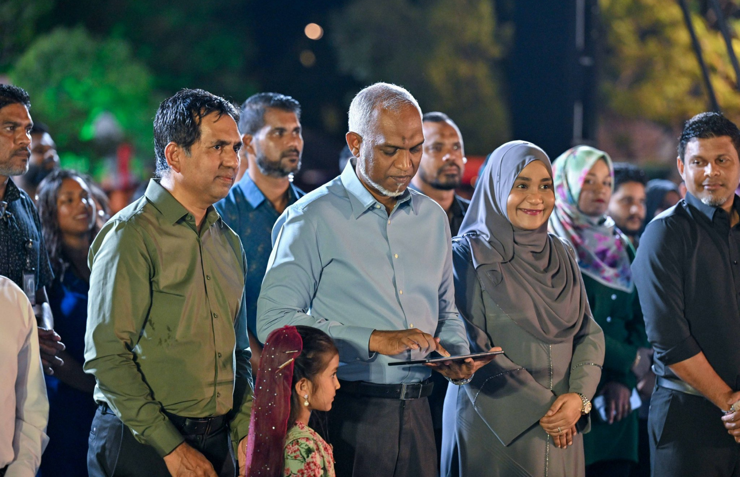 މޯލްޑިވްސް އެކްސްޕޯ 2026 ހުޅުވުމުގެ ރަސްމިއްޔާތުގައި ރައީސް ޑރ. މުހައްމަދު މުއިއްޒުގެ ދެކަނބަލުން ބައިވެރިވެވަޑައިގަންނަވަނީ.-- ފޮޓޯ: ރައީސް އޮފީސް