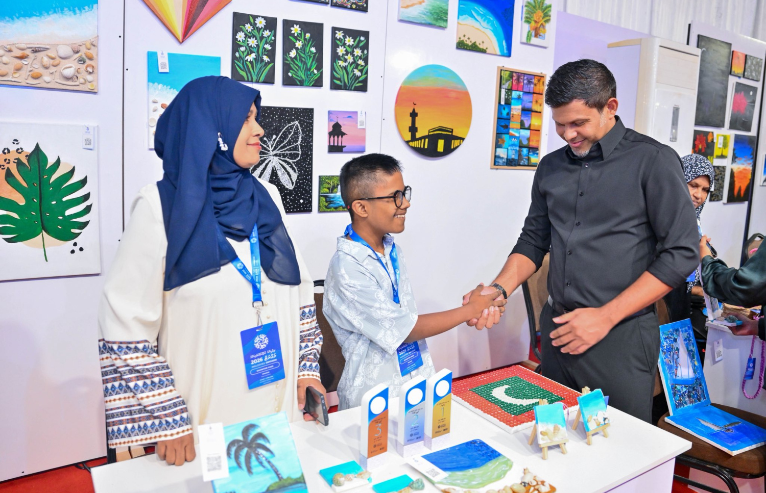 މޯލްޑިވްސް އެކްސްޕޯ 2026 ހުޅުވުމުގެ ރަސްމިއްޔާތުގައި ނައިބު ރައީސް ހުސެއިން މުހައްމަދު ލަތީފު އެކްސްޕޯގެ ބައިވެރިޔަކާ ބައްދަލުކުރައްވަނީ.-- ފޮޓޯ: ރައީސް އޮފީސް