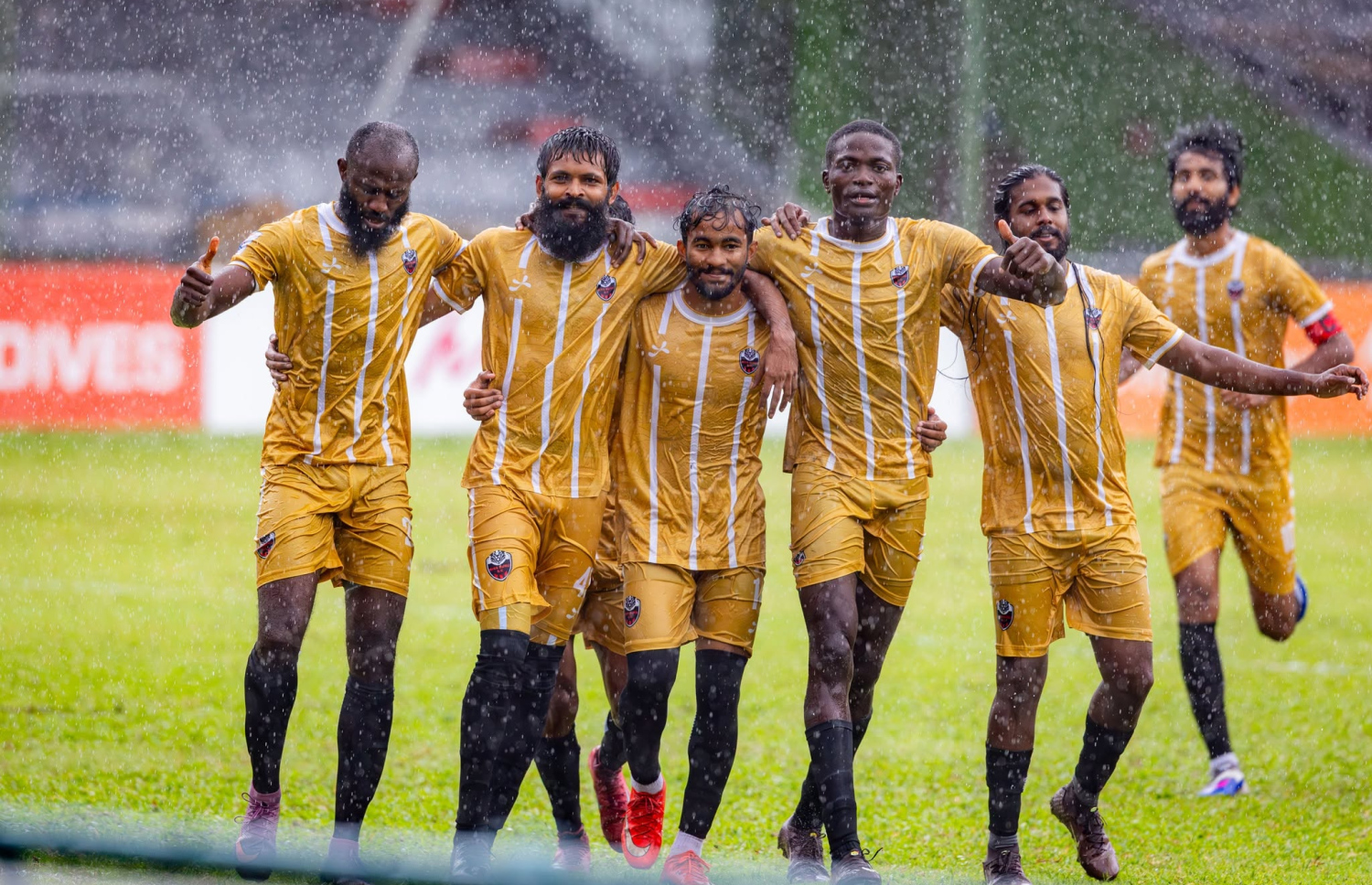 ޓީސީއާ ދެކޮޅަށް ކުޅުނު މެޗުގައި، ބިސް ބުރުގެ ކުޅުންތެރިން އުފާފާޅު ކުރަނީ --- ފޮޓޯ: އެފްއޭއެމް
