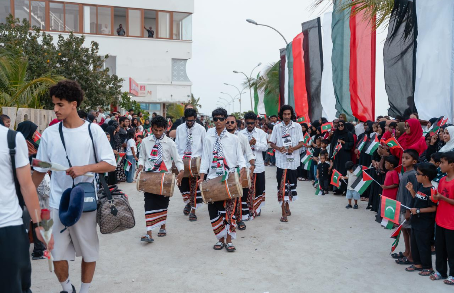 ފަލަސްތީނުގެ ޓީމަށް މަރްހަބާ ކިޔަން ގުރައިދޫ ބަނދަރު ސަރަހައްދުގައި ބޭއްވި ހަރަކާތުގެ ތެރެއިން --- ފޮޓޯ: އެފްއޭއެމް